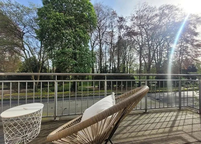 Mit Blick In Den Emsseepark
